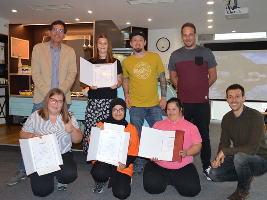 Felicia Hartmann (stehend), Wiktoria Brdakala (von links), Afnan Alabood, Nimet Hotaman und Laurin Lehofer (nicht im Bild) freuen sich mit Fachbereichsleiter Klaus Burger (stehend links), Sabino Juriatti, Johannes Kühne (stehend von links), sowie Stellenleiter Raphael Bawart (kniend) über ihre erfolgreiche Qualifikation. Felicia Hartmann (stehend), Wiktoria Brdakala (von links), Afnan Alabood, Nimet Hotaman und Laurin Lehofer (nicht im Bild) freuen sich mit Fachbereichsleiter Klaus Burger (stehend links), Sabino Juriatti, Johannes Kühne (stehend von links), sowie Stellenleiter Raphael Bawart (kniend) über ihre erfolgreiche Qualifikation.