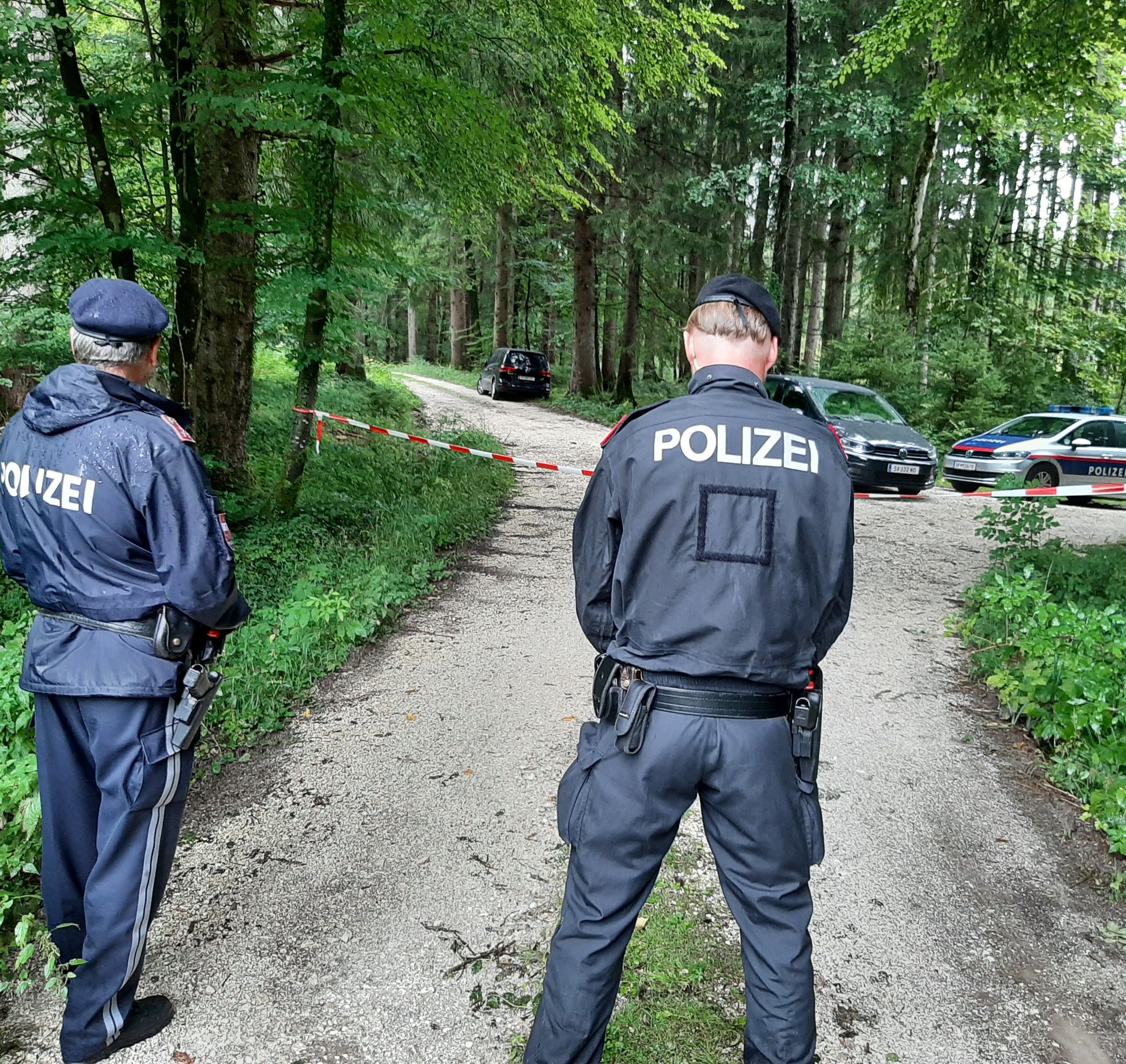 Frauenleiche in Salzburg entdeckt: Opfer wies zahlreiche Verletzungen am Oberkörper auf. Frauenleiche in Salzburg entdeckt: Opfer wies zahlreiche Verletzungen am Oberkörper auf.
