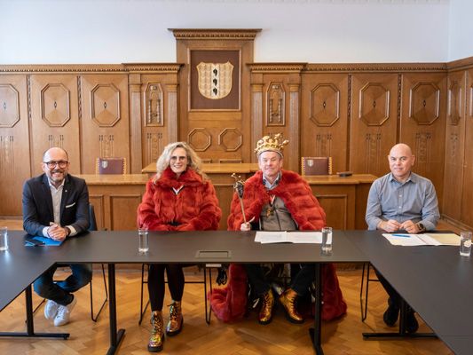 Das Faschingsprinzenpaar eröffnete die Pressekonferenz zum neuen Rathaus Das Faschingsprinzenpaar eröffnete die Pressekonferenz zum neuen Rathaus
