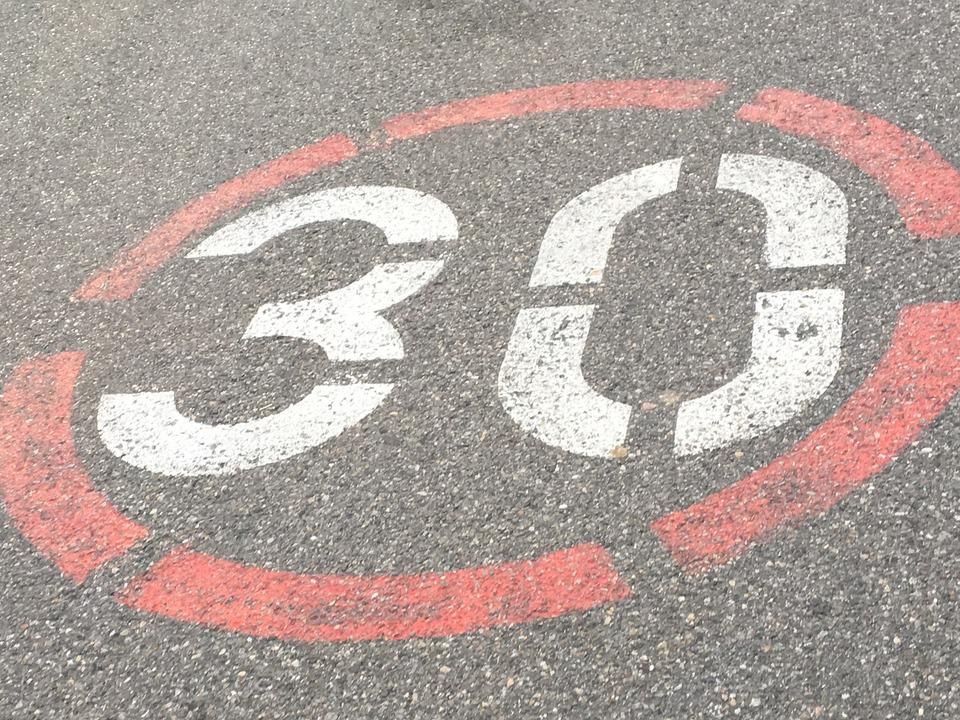 Pkw-Lenker bretterte in Bad Vöslau mit fast 100 km/h durch 30-km/h-Zone. Pkw-Lenker bretterte in Bad Vöslau mit fast 100 km/h durch 30-km/h-Zone.