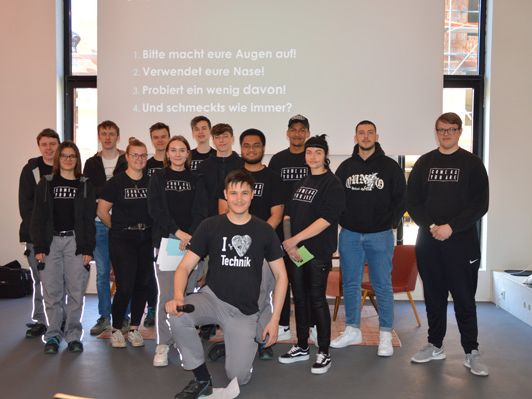 Gute Stimmung herrschte beim Abschluss vom youngCaritas Sozialzertifikat mit den Lehrlingen der Zumtobel Group! Gute Stimmung herrschte beim Abschluss vom youngCaritas Sozialzertifikat mit den Lehrlingen der Zumtobel Group!