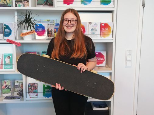 Die gesammelten Punkte können die jungen Menschen gegen Rewards einlösen – Elisa hat kürzlich ein Longboard dafür bekommen. Die gesammelten Punkte können die jungen Menschen gegen Rewards einlösen – Elisa hat kürzlich ein Longboard dafür bekommen.