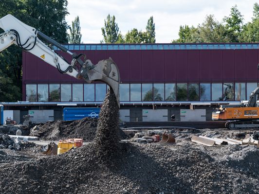 Das neue Hallenbad soll im Frühjahr 2025 fertiggestellt sein. Das neue Hallenbad soll im Frühjahr 2025 fertiggestellt sein.