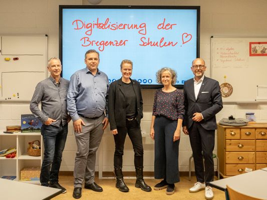 vlnr.: Bauleiter Adolf Giselbrecht, Digitalisierungsstadtrat Florian Rainer, Bildungsstadträtin Eveline Miessgang, Direktorin VS Stadt Gabriela Germ-Mathis und Bürgermeister Michael Ritsch vlnr.: Bauleiter Adolf Giselbrecht, Digitalisierungsstadtrat Florian Rainer, Bildungsstadträtin Eveline Miessgang, Direktorin VS Stadt Gabriela Germ-Mathis und Bürgermeister Michael Ritsch