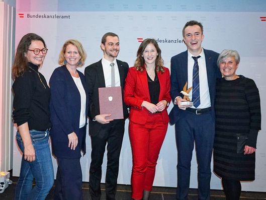 Freuten sich über die Auszeichnung mit dem Österreichischen Jugendpreis: v.l.n.r. Monika Paterno (Geschäftsführung aha), Karo Hosp (S-Pass), Andreas Moser (Youth Activist), Staatssekretärin Claudia Plakolm, Dave Kock (Youth Activist) und Barbara Österle (aha)