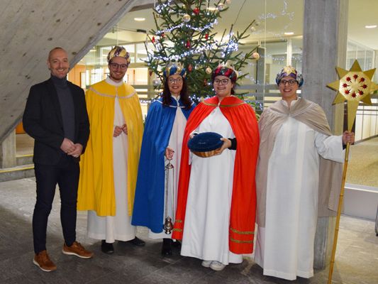 Die Sternsinger*innen wünschten den Mitarbeiter*innen im Rathaus ein gesegnetes neues Jahr. Die Sternsinger*innen wünschten den Mitarbeiter*innen im Rathaus ein gesegnetes neues Jahr.