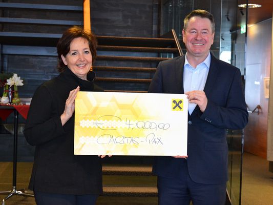 Liz Pfefferkorn (Sprecherin der Kaufmannschaft) und Vorstand Georg Gundolf (Raiba Lech) bei der Scheckübergabe. Liz Pfefferkorn (Sprecherin der Kaufmannschaft) und Vorstand Georg Gundolf (Raiba Lech) bei der Scheckübergabe.