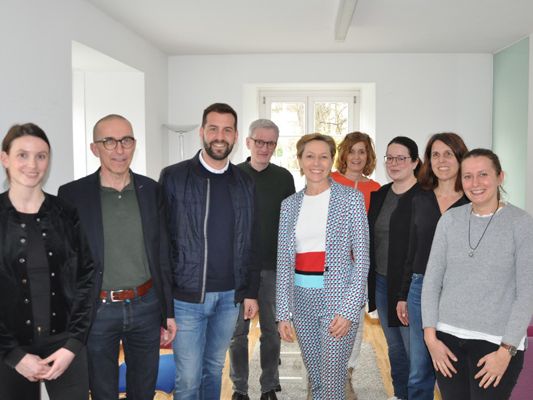 Landesrätin Martina Rüscher und Bürgermeister Simon Tschann im Gespräch mit den Mitarbeiter*innen der Suchtfachstelle Bludenz Landesrätin Martina Rüscher und Bürgermeister Simon Tschann im Gespräch mit den Mitarbeiter*innen der Suchtfachstelle Bludenz