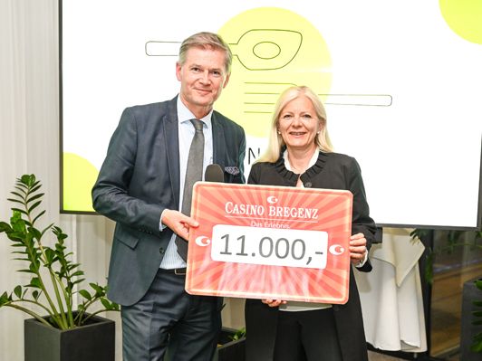 Casino Direktor Bernhard Moosbrugger und Michaela Wagner-Braito Geschäftsführerin der Lebenshilfe Vorarlberg Casino Direktor Bernhard Moosbrugger und Michaela Wagner-Braito Geschäftsführerin der Lebenshilfe Vorarlberg