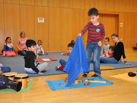 Die Kinder des Kindergartens Mitte sind mit Feuereifer bei der Sache. Die Kinder des Kindergartens Mitte sind mit Feuereifer bei der Sache.