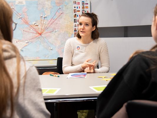 Beim ESK-Infoabend am 23. Mai im aha Bludenz informiert Yvonne Waldner vom aha über den Freiwilligendienst des Europäischen Solidaritätskorps. Beim ESK-Infoabend am 23. Mai im aha Bludenz informiert Yvonne Waldner vom aha über den Freiwilligendienst des Europäischen Solidaritätskorps.