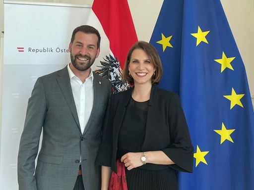 Der Bludenzer Bürgermeister Simon Tschann unterhielt sich mit Bundesministerin Karoline Edtstadler über Europathemen. Der Bludenzer Bürgermeister Simon Tschann unterhielt sich mit Bundesministerin Karoline Edtstadler über Europathemen.