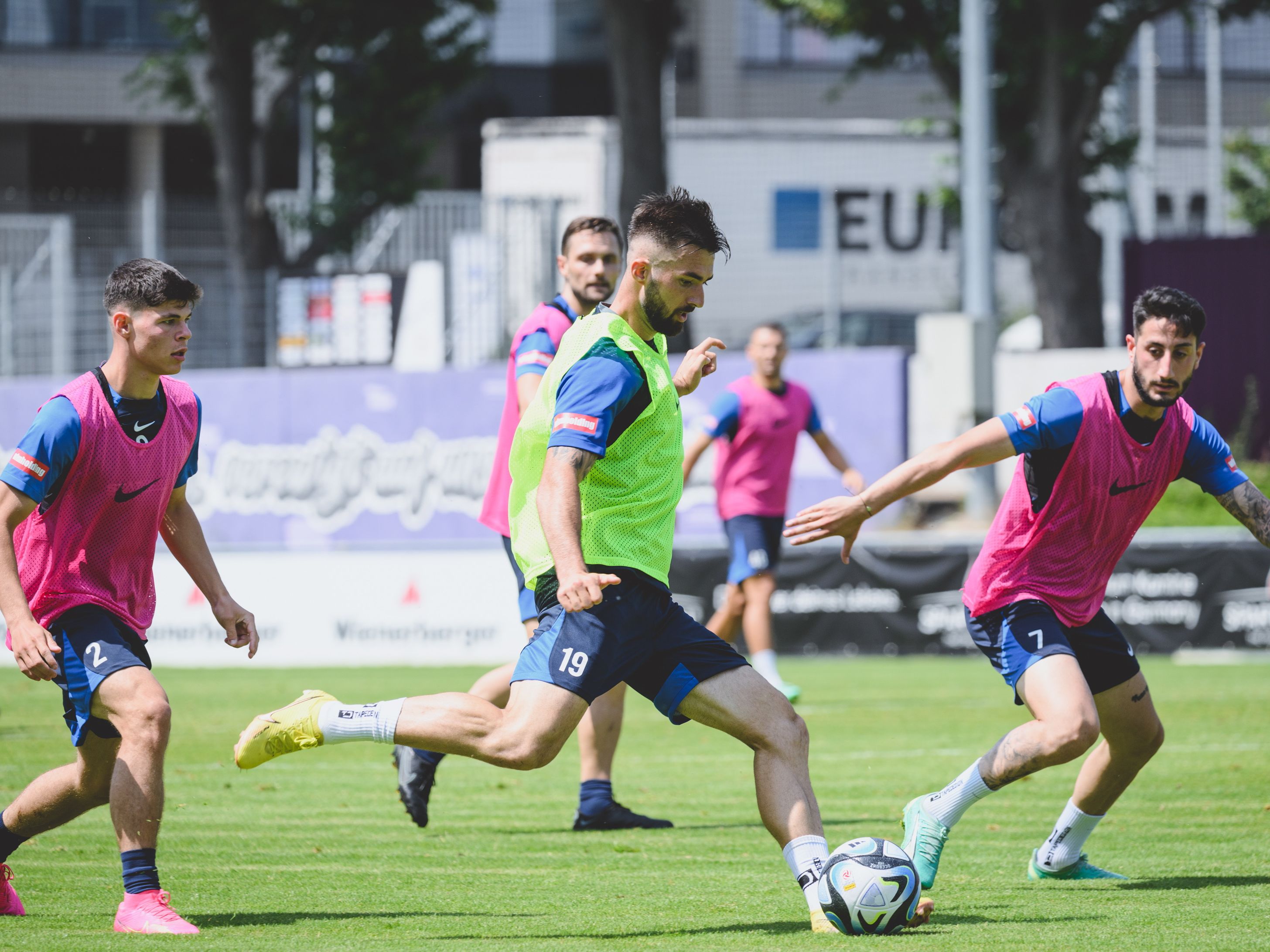 Die Wiener Austria ist am Freitg in die Vorbereitungen für die neue Saison gestartet. Die Wiener Austria ist am Freitg in die Vorbereitungen für die neue Saison gestartet.