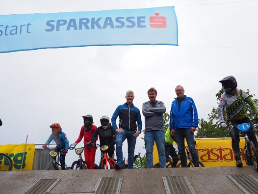 Vorstandsdirektor Thomas Schreiber, Präsident Herbert Dür und Marketingleiter Arno Sprenger anl. der Vertragsunterzeichnung beim BMX-Weekend. Vorstandsdirektor Thomas Schreiber, Präsident Herbert Dür und Marketingleiter Arno Sprenger anl. der Vertragsunterzeichnung beim BMX-Weekend.