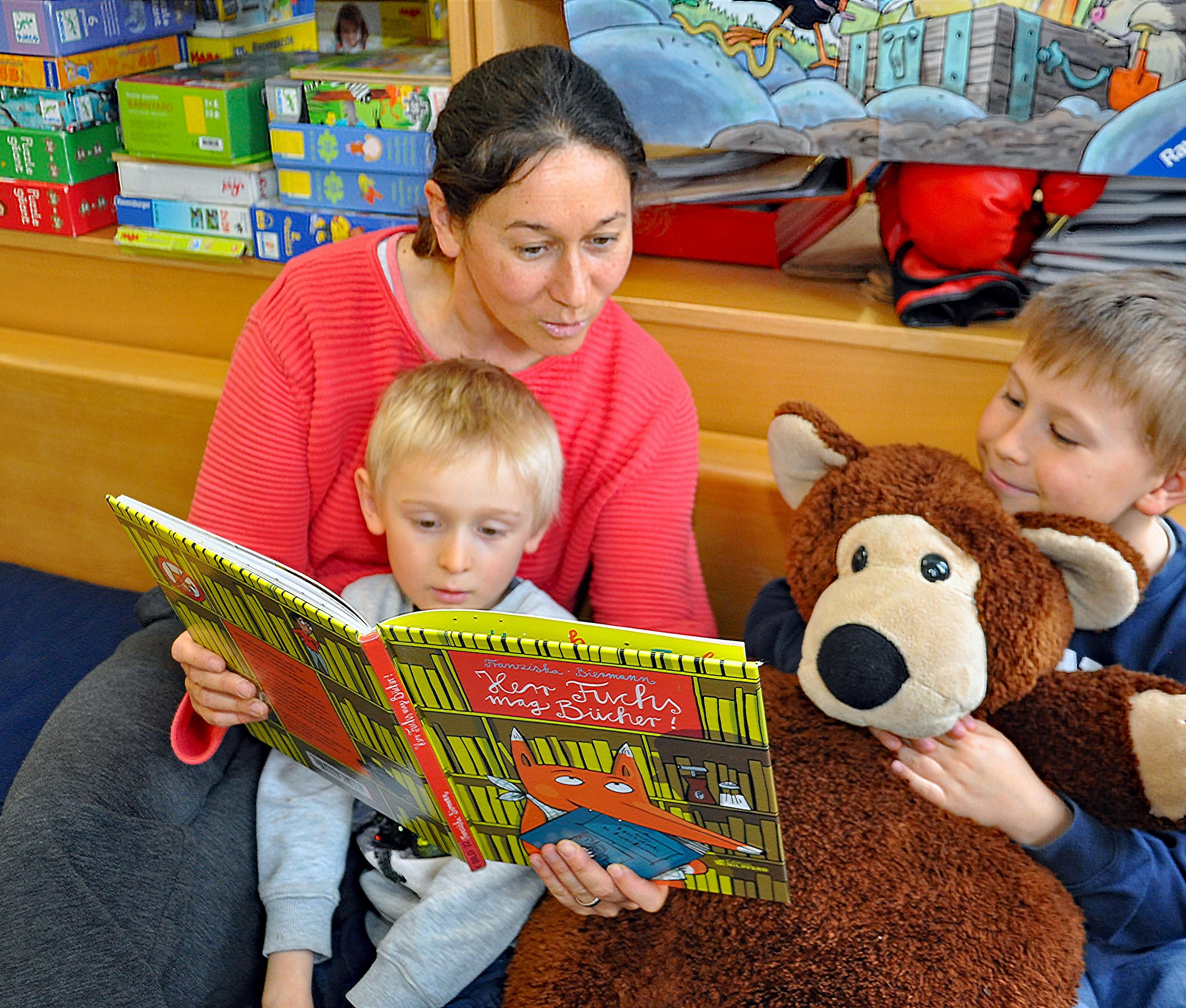 Gerade Familien kommen gerne in die Bücherei Haselstauden. Gerade Familien kommen gerne in die Bücherei Haselstauden.