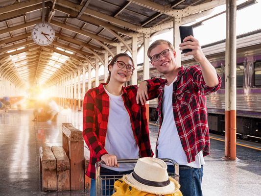 Junge Menschen können einen Travel-Pass gewinnen und 30 Tage lang kostenlos durch Europa reisen. Junge Menschen können einen Travel-Pass gewinnen und 30 Tage lang kostenlos durch Europa reisen.