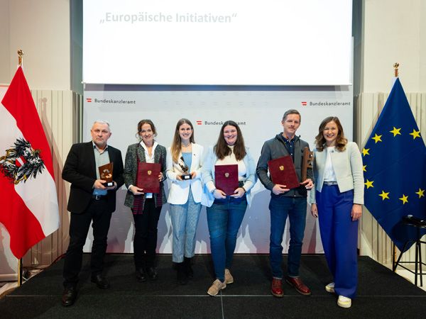 Der aha-Geschäftsführer Simon Kresser nahm den Österreichischen Jugendpreis von Jugendstaatssekretärin Claudia Plakolm entgegen Der aha-Geschäftsführer Simon Kresser nahm den Österreichischen Jugendpreis von Jugendstaatssekretärin Claudia Plakolm entgegen