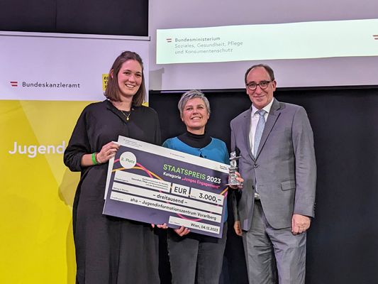 Die aha-Mitarbeiterinnen Andrea Gollob und Barbara Österle nahmen den Staatspreis von Sozialminister Johannes Rauch entgegen. Die aha-Mitarbeiterinnen Andrea Gollob und Barbara Österle nahmen den Staatspreis von Sozialminister Johannes Rauch entgegen.