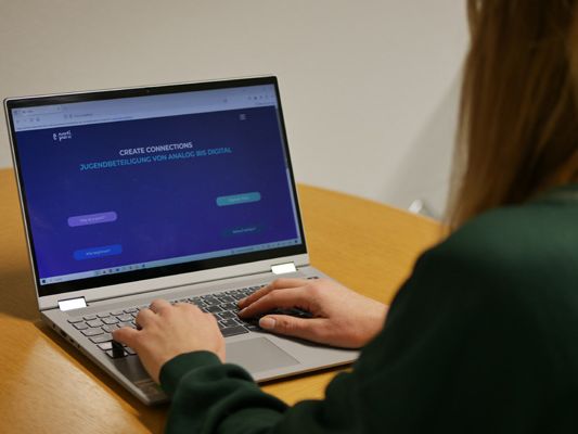 Unter www.e-parti.eu können Fachkräfte der Jugendarbeit nach dem passenden digitalen Tool für Beteiligungsprozesse suchen. Außerdem finden sie Good-Practice-Beispiele und Tipps für die Umsetzung von digitaler Jugendbeteiligung. Unter www.e-parti.eu können Fachkräfte der Jugendarbeit nach dem passenden digitalen Tool für Beteiligungsprozesse suchen. Außerdem finden sie Good-Practice-Beispiele und Tipps für die Umsetzung von digitaler Jugendbeteiligung.