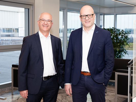 Bewährtes Team: Stefan Maier (links): neuer kaufmännischer Geschäftsführer der Liebherr-Werk Nenzing GmbH. Markus Schmidle (rechts): konzentriert sich seit 1.1.2024 auf seine Verantwortung innerhalb der Spartenobergesellschaft der Liebherr-MCCtec GmbH ebenfalls mit Sitz in Nenzing Bewährtes Team: Stefan Maier (links): neuer kaufmännischer Geschäftsführer der Liebherr-Werk Nenzing GmbH. Markus Schmidle (rechts): konzentriert sich seit 1.1.2024 auf seine Verantwortung innerhalb der Spartenobergesellschaft der Liebherr-MCCtec GmbH ebenfalls mit Sitz in Nenzing