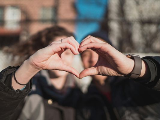 Tipps und Anregungen rund ums erste Date bekommen Jugendliche auf der aha-Webseite unter www.aha.or.at/datingideen Tipps und Anregungen rund ums erste Date bekommen Jugendliche auf der aha-Webseite unter www.aha.or.at/datingideen