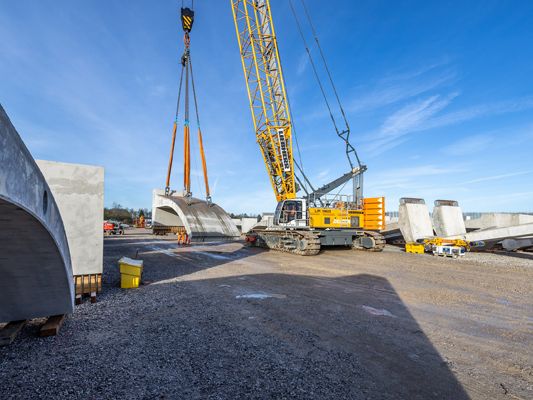 Liebherr LR 1160 - Der Gewichtheber: Ein Raupenkran LR 1160 hebt schwere Betonelemente in England. Liebherr LR 1160 - Der Gewichtheber: Ein Raupenkran LR 1160 hebt schwere Betonelemente in England.