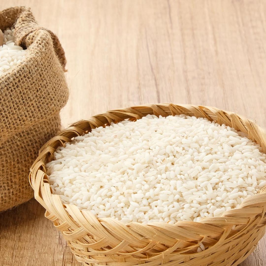 Eine Schale mit ungekochten Reiskörnern kann helfen, die Feuchtigkeit im Kleiderkasten zu regulieren.