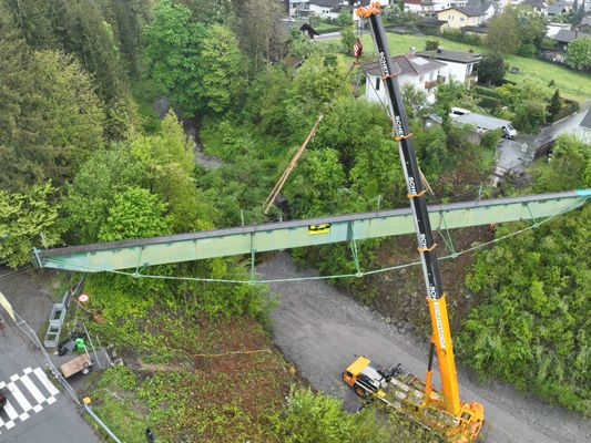 Hoch in die Lüfte ging es für den Stahlträger der alten Galgentobelbrücke Hoch in die Lüfte ging es für den Stahlträger der alten Galgentobelbrücke