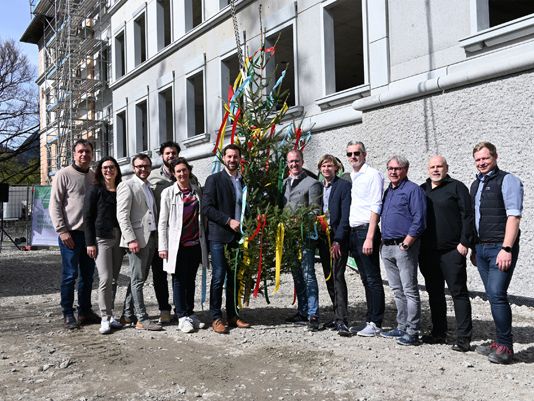 Der Dachstuhl beim Erweiterungsbau Volksschule Bludenz Mitte ist errichtet – die Firstfeier konnte feierlich begangen werden. Der Dachstuhl beim Erweiterungsbau Volksschule Bludenz Mitte ist errichtet – die Firstfeier konnte feierlich begangen werden.