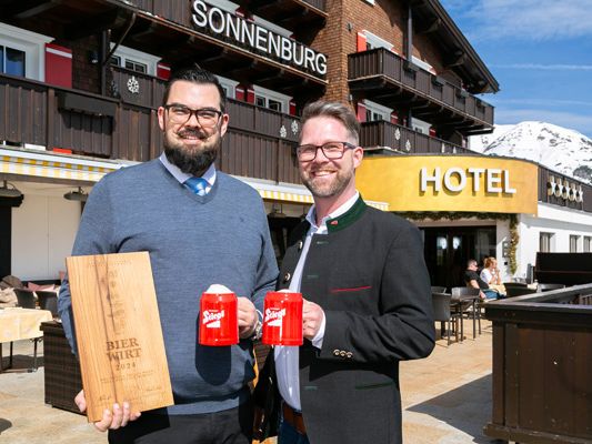 Philipp Jenakovits (F&B-Direktor Hotel Sonnenburg) mit Lukas Wolf (Stiegl). Philipp Jenakovits (F&B-Direktor Hotel Sonnenburg) mit Lukas Wolf (Stiegl).