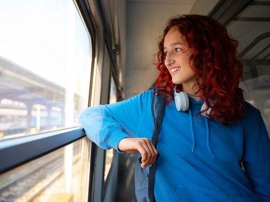 Junge Menschen können einen Travel-Pass gewinnen und 30 Tage lang kostenlos durch Europa reisen. Junge Menschen können einen Travel-Pass gewinnen und 30 Tage lang kostenlos durch Europa reisen.