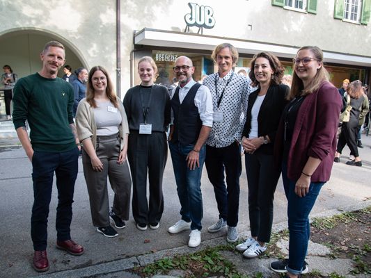 Verantwortliche und Gäste freuten sich über das gelungene Fest: v.l.n.r. Simon Kresser (Geschäftsführung aha), Sarah Svoboda (Stellenleiterin aha Bregenz), Verena Mader-Schwärzler (Lobby – Für deinen Lehrberuf), Bürgermeister Michael Ritsch, Alexander Kramer (Jugendservice Bregenz), Jugendstadträtin Veronika Marte, Julia Stoppel (Dienststellenleitung Jugend- und Sportservice Stadt Bregenz). Verantwortliche und Gäste freuten sich über das gelungene Fest: v.l.n.r. Simon Kresser (Geschäftsführung aha), Sarah Svoboda (Stellenleiterin aha Bregenz), Verena Mader-Schwärzler (Lobby – Für deinen Lehrberuf), Bürgermeister Michael Ritsch, Alexander Kramer (Jugendservice Bregenz), Jugendstadträtin Veronika Marte, Julia Stoppel (Dienststellenleitung Jugend- und Sportservice Stadt Bregenz).