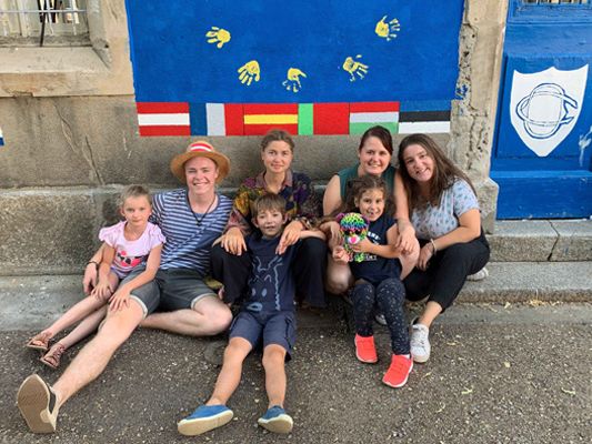 Für Jugendliche und alle, die mit Jugendlichen arbeiten, ermöglicht Erasmus+ internationale Begegnungen, Austausch und Vernetzung. Auch die „Ländle goes Europe“-Begegnungen werden u.a. von Erasmus+ gefördert. Für Jugendliche und alle, die mit Jugendlichen arbeiten, ermöglicht Erasmus+ internationale Begegnungen, Austausch und Vernetzung. Auch die „Ländle goes Europe“-Begegnungen werden u.a. von Erasmus+ gefördert.
