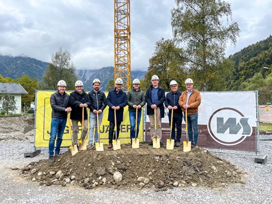 : Rainer Gehrmann (Abteilungsleiter Hoch- und Tiefbau Jäger Bau) , Norbert Haumer (Vizebürgermeister Schruns), Josef Jenny (Projektleitung Neubau WS), Thomas Schöpf (Geschäftsführung WS), Thomas Egger (Egger Immobilien Verkauf Wohnungen), Christian Schmölz (Architekt), Roland Stemmer (Architekt), Martin Vallaster (Bürgermeister Bartholomäberg) : Rainer Gehrmann (Abteilungsleiter Hoch- und Tiefbau Jäger Bau) , Norbert Haumer (Vizebürgermeister Schruns), Josef Jenny (Projektleitung Neubau WS), Thomas Schöpf (Geschäftsführung WS), Thomas Egger (Egger Immobilien Verkauf Wohnungen), Christian Schmölz (Architekt), Roland Stemmer (Architekt), Martin Vallaster (Bürgermeister Bartholomäberg)