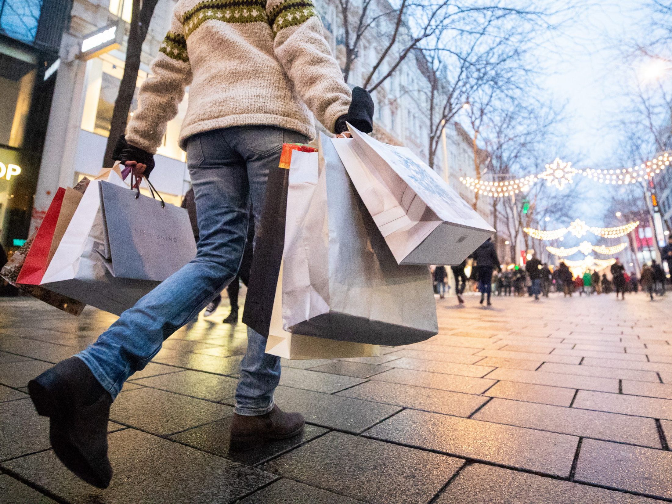 An den Einkaufssamstagen im Advent gilt auf der Mariahilfer Straße wieder ein Fahrverbot. An den Einkaufssamstagen im Advent gilt auf der Mariahilfer Straße wieder ein Fahrverbot.