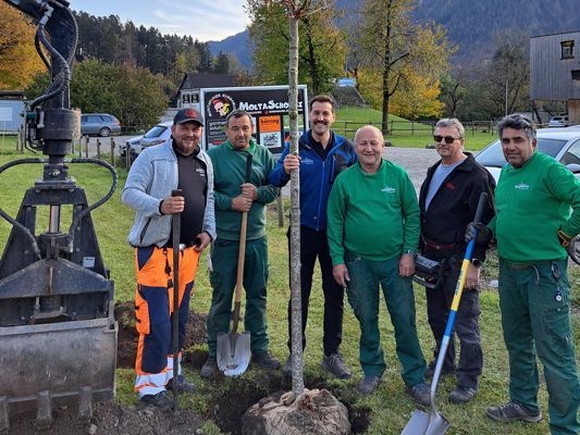 Das Team der Stadtgärtner Bludenz mit Bürgermeister Simon Tschann bei der Pflanzung beim Kindergarten Susi Weigel. Das Team der Stadtgärtner Bludenz mit Bürgermeister Simon Tschann bei der Pflanzung beim Kindergarten Susi Weigel.