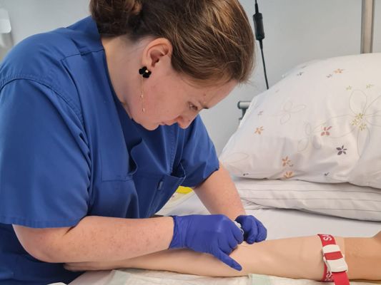 Emilie Zauchner (20) wird von ihrem ESK-Freiwilligendienst in einer Klinik in Saarbrücken berichten. Emilie Zauchner (20) wird von ihrem ESK-Freiwilligendienst in einer Klinik in Saarbrücken berichten.