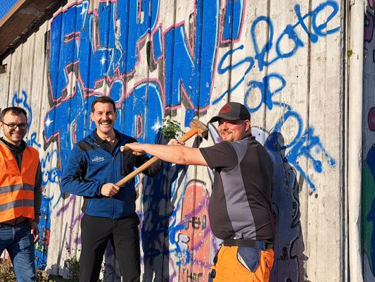 Bürgermeister Simon Tschann und Jugendstadtrat Andreas Fritz Wachter legten bei den Abrissarbeiten für den neuen Freizeit- und Jugendpark gerne selbst Hand an. Bürgermeister Simon Tschann und Jugendstadtrat Andreas Fritz Wachter legten bei den Abrissarbeiten für den neuen Freizeit- und Jugendpark gerne selbst Hand an.