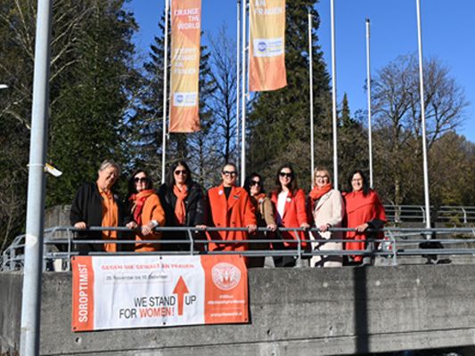 Vizebürgermeisterin Andrea Mallitsch mit den Frauen von „Soroptimist“ beim Hissen der Fahne vor dem Bludenzer Rathaus. Vizebürgermeisterin Andrea Mallitsch mit den Frauen von „Soroptimist“ beim Hissen der Fahne vor dem Bludenzer Rathaus.