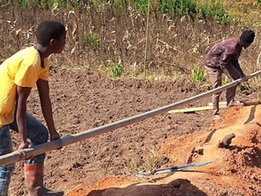 Neue Wasserleitung - Farm Kinjambulunge Neue Wasserleitung - Farm Kinjambulunge