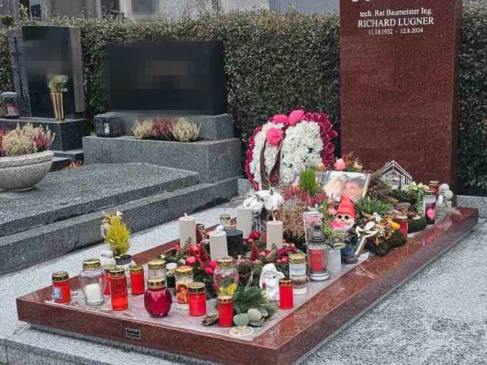 Der Grabstein in "Lugner Rot" wurde von Lugner persönlich ausgesucht. Der Grabstein in "Lugner Rot" wurde von Lugner persönlich ausgesucht.
