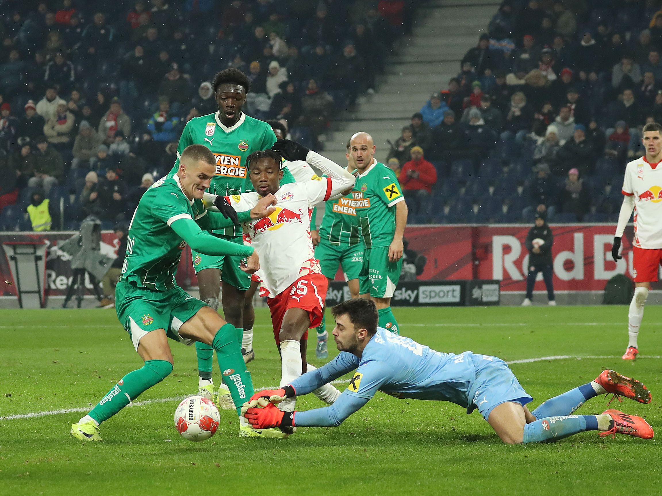 Salzburg und Rapid machten mit "Offensivfußball pur" Werbung für den Fußball. Salzburg und Rapid machten mit "Offensivfußball pur" Werbung für den Fußball.