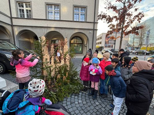 Persönliche und berührende Nachrichten hängen an Bäumen in der Bludenzer Innenstadt. Persönliche und berührende Nachrichten hängen an Bäumen in der Bludenzer Innenstadt.