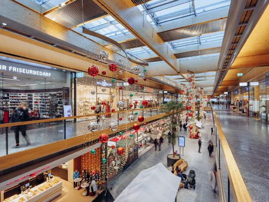 „Bis zum 24. Dezember ladet der Adventmarkt mit einer großen Auswahl an Geschenkideen zum Bummeln ein.“ „Bis zum 24. Dezember ladet der Adventmarkt mit einer großen Auswahl an Geschenkideen zum Bummeln ein.“