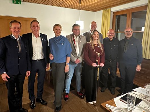 Die neu aufgenommenen Schwestern und Brüder mit Bruderschaftsmeister Florian Werner und Alt-Vizekanzler Hubert Gorbach Die neu aufgenommenen Schwestern und Brüder mit Bruderschaftsmeister Florian Werner und Alt-Vizekanzler Hubert Gorbach