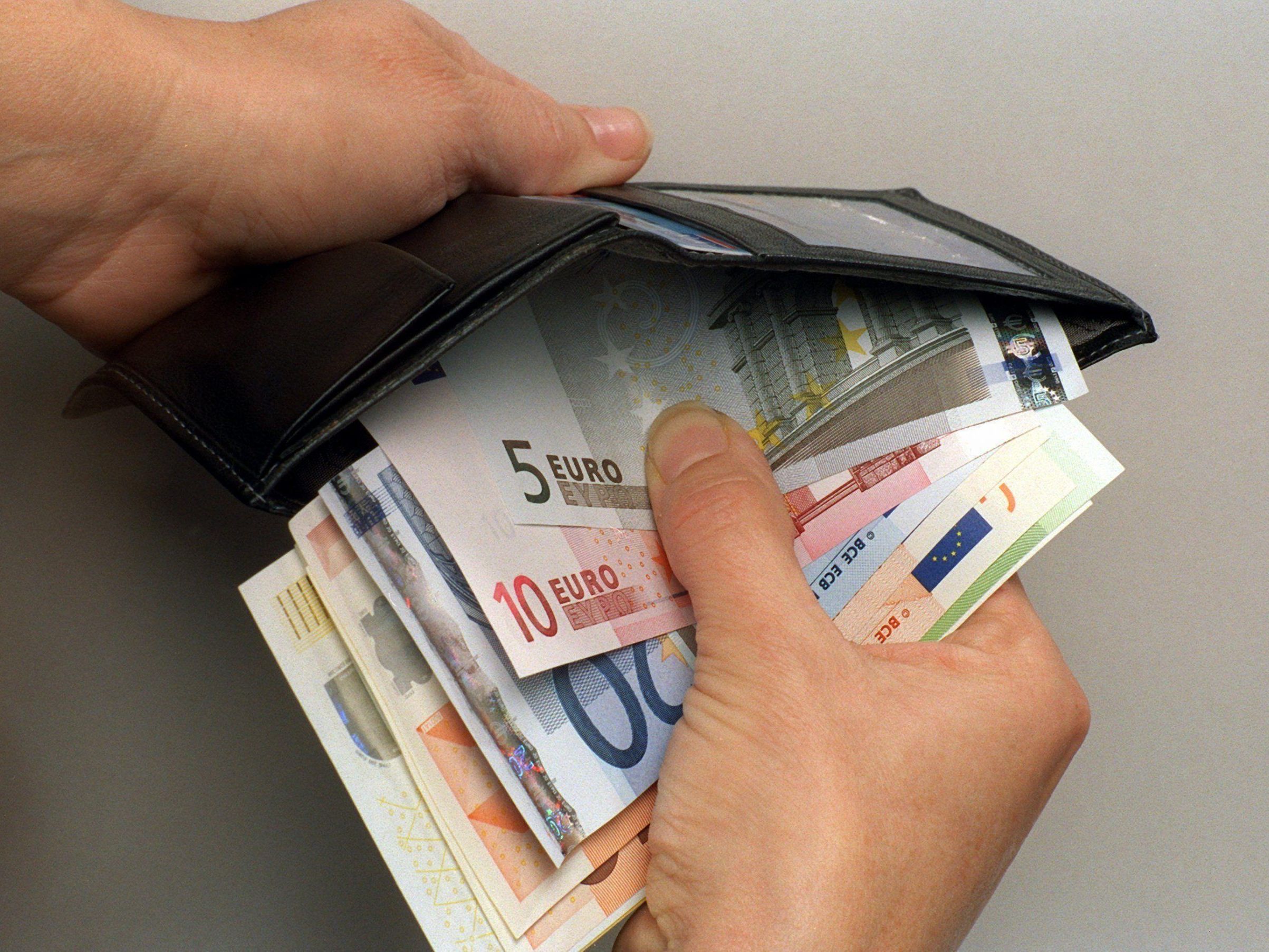 Der Mindestlohn stieg 2024 stärker als Inflation im Vorjahr. Der Mindestlohn stieg 2024 stärker als Inflation im Vorjahr.