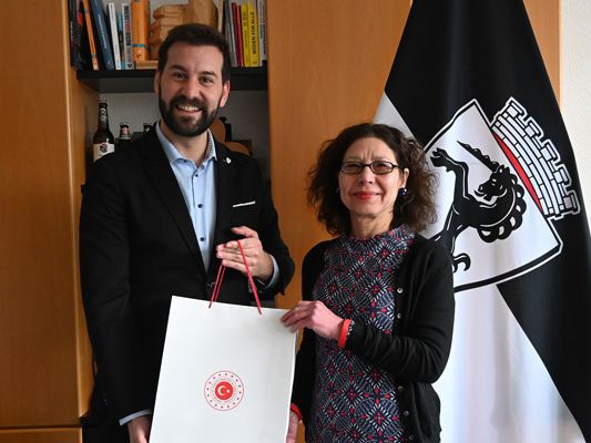 Die türkische Generalkonsulin Asiye Nurcan İpekçi wurde von dem Bludenzer Bürgermeister Simon Tschann in seinem Büro empfangen. Die türkische Generalkonsulin Asiye Nurcan İpekçi wurde von dem Bludenzer Bürgermeister Simon Tschann in seinem Büro empfangen.