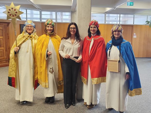Vizebürgermeisterin Andrea Mallitsch übergab den Sternsinger*innen die Geldspende des Rathauses. Vizebürgermeisterin Andrea Mallitsch übergab den Sternsinger*innen die Geldspende des Rathauses.