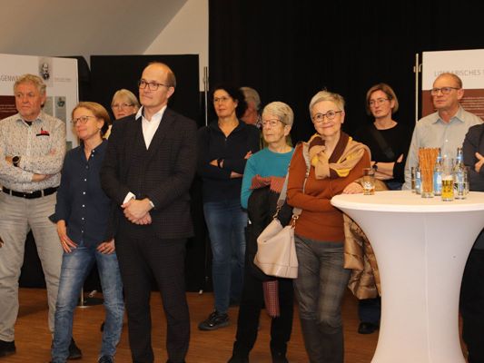 (v.l.n.r.) Bgm. Florian Themeßl-Huber, Christof Thöny (Kurator), Thomas Gamon (Archivar Nenzing), Christoph Walser (Montafoner Museen) (v.l.n.r.) Bgm. Florian Themeßl-Huber, Christof Thöny (Kurator), Thomas Gamon (Archivar Nenzing), Christoph Walser (Montafoner Museen)