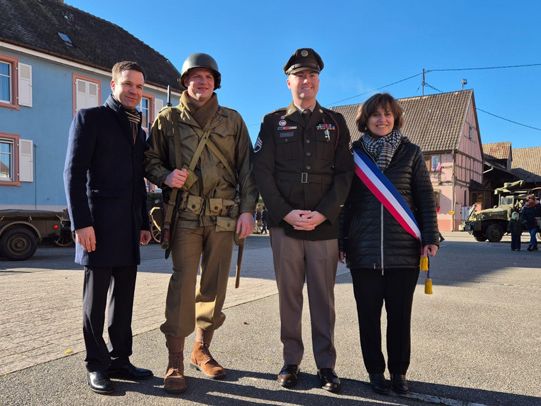 Bürgermeister Florian Themeßl-Huber (li.) und die Bürgermeisterin von Houssen, Marie-Laure Stoffel zusammen mit Darstellern Bürgermeister Florian Themeßl-Huber (li.) und die Bürgermeisterin von Houssen, Marie-Laure Stoffel zusammen mit Darstellern